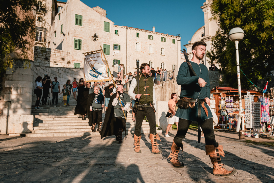 Šibenik se vratio u srednji vijek: Gradska straža i vitezovi kod katedrale ‘upali’ na vjenčanje!