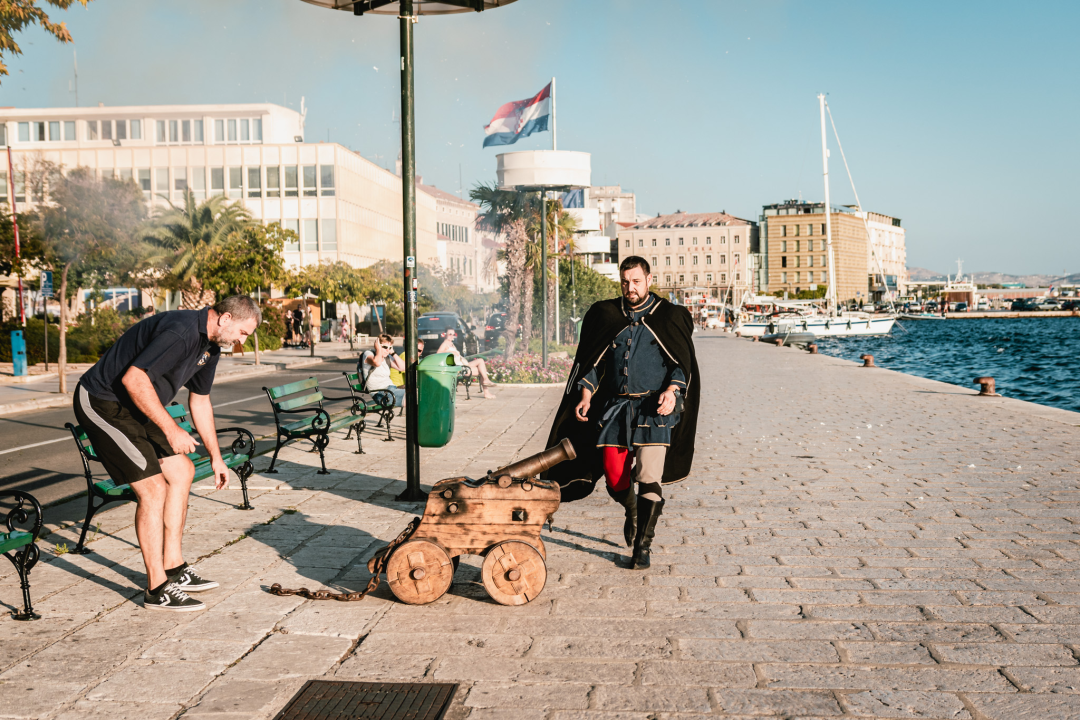 Šibenik se vratio u srednji vijek: Gradska straža i vitezovi kod katedrale ‘upali’ na vjenčanje!