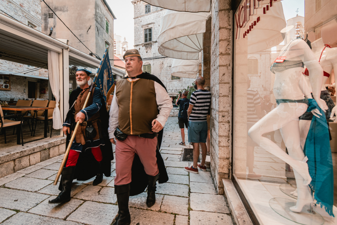 Šibenik se vratio u srednji vijek: Gradska straža i vitezovi kod katedrale ‘upali’ na vjenčanje!