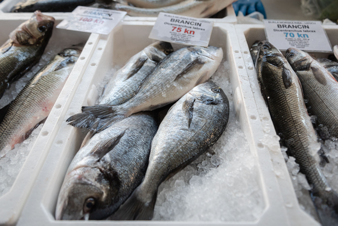 Na pijaci smo pronašli prve žižule, a na peškariji solidnu ponudu ribe: 'Što turisti znaju što je divlji, a što uzgojen brancin' 