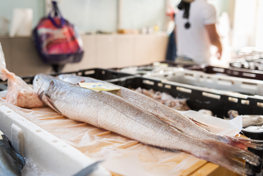 Na pijaci smo pronašli prve žižule, a na peškariji solidnu ponudu ribe: 'Što turisti znaju što je divlji, a što uzgojen brancin' 