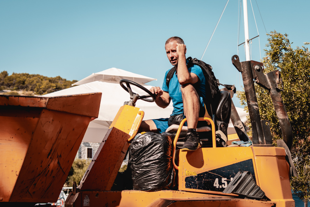 Na Zlarinu vrijeme sporije teče: Ljudi su po kafićima, sunčaju se, rade na brodovima...ključna riječ je 'pomalo'!