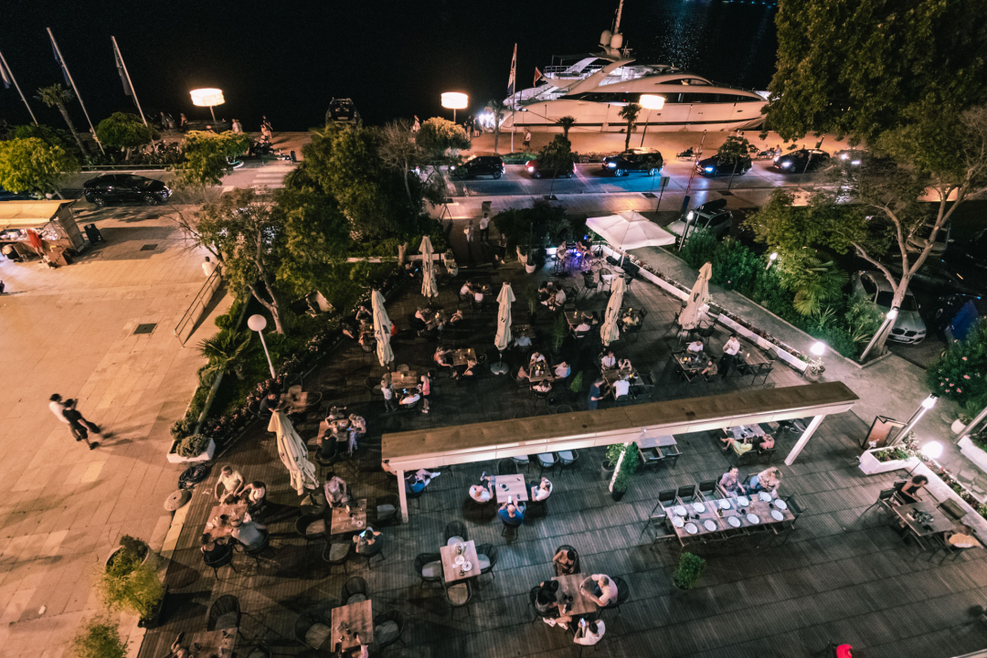 Terasa hotela Jadran ovog ljeta ‘vraćena’ Šibenčanima, a svirke uživo nastavljaju i nakon sezone! 