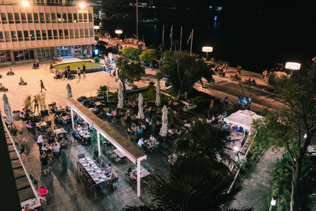 Terasa hotela Jadran ovog ljeta ‘vraćena’ Šibenčanima, a svirke uživo nastavljaju i nakon sezone! 