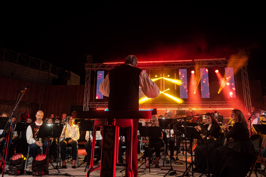 Šibenska narodna glazba i 4 tenora raspjevali publiku za kraj sezone