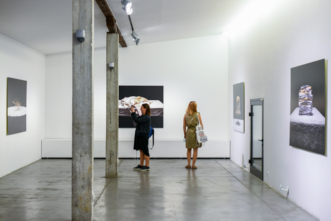 Ivan Buvinić ogolio osobne traume izložbom fotografija: 'Obiteljski stol svjedok je ljudskih odnosa' 