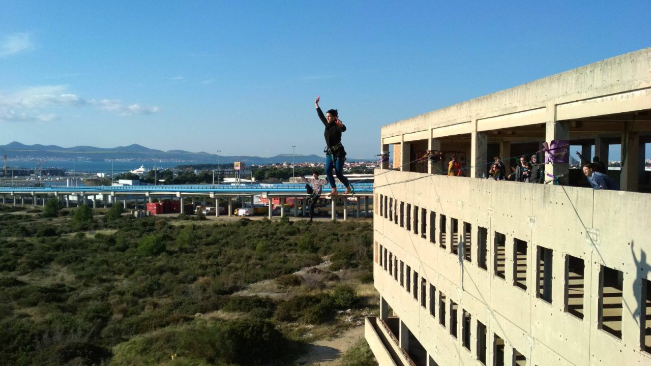 Ova silueta nad kanalom je Šibenčanka Antonia Gašperov: 'Highline je sigurniji od vožnje autom, a adrenalin je najveći neprijatelj u zraku'