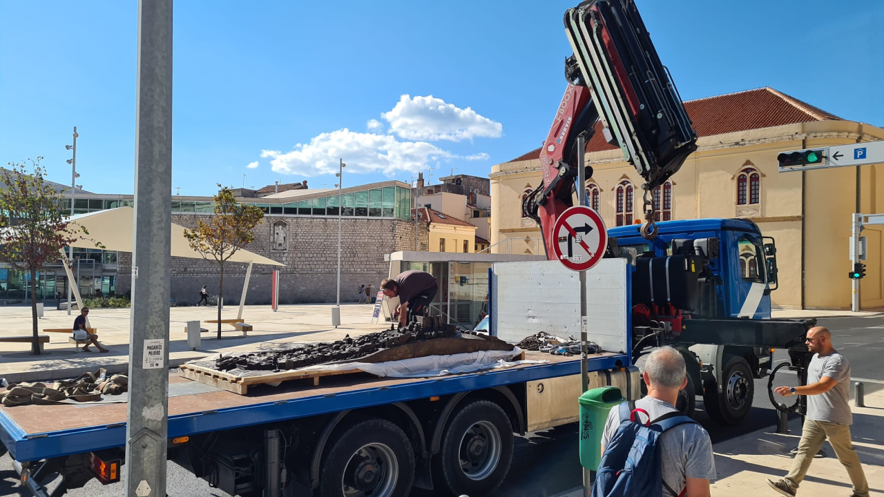 Skulptura Zvonimira Vile stigla pred gradsku upravu, svečano otkrivanje u srijedu