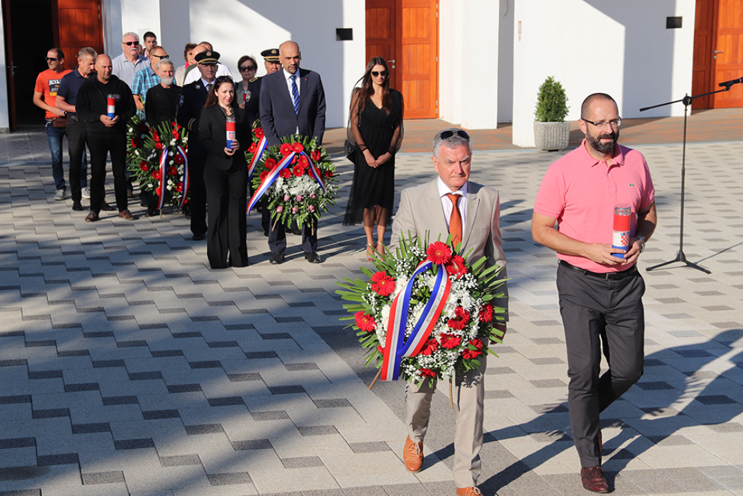Na Kvanju položeni vijenci i zapaljene svijeće za sugrađane koji su kroz povijest dali doprinos za Šibenik