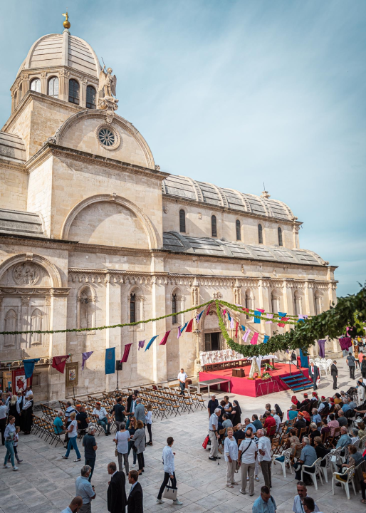 Tradicionalnom procesijom i misom Šibenčani proslavili Dan grada: Donosimo fotogaleriju 