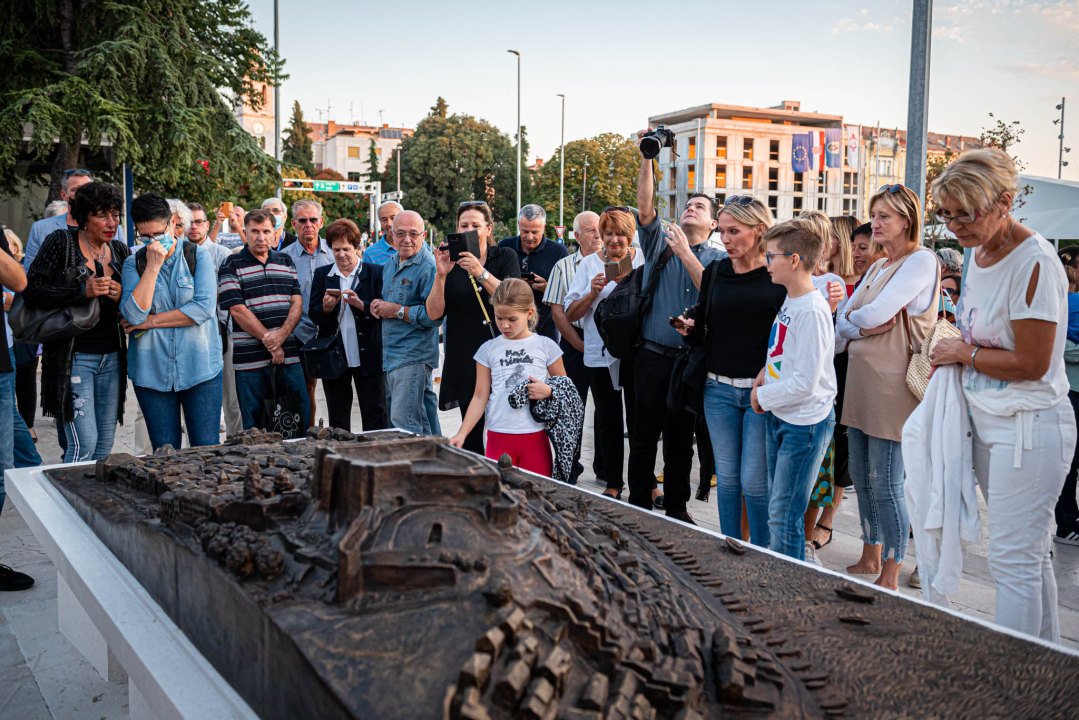 Brončana skulptura stare gradske jezgre Zvonimira Vile pred gradskom upravom: 'Uhvaćen je labirintski osjećaj grada, jedinstven za Šibenik'