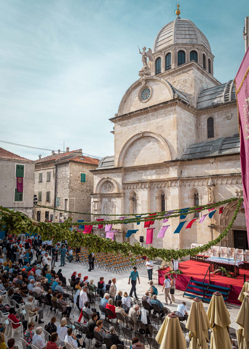 Tradicionalnom procesijom i misom Šibenčani proslavili Dan grada: Donosimo fotogaleriju 