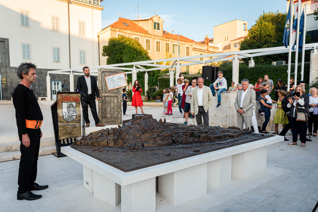 Brončana skulptura stare gradske jezgre Zvonimira Vile pred gradskom upravom: 'Uhvaćen je labirintski osjećaj grada, jedinstven za Šibenik'