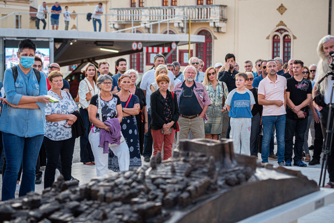 Brončana skulptura stare gradske jezgre Zvonimira Vile pred gradskom upravom: 'Uhvaćen je labirintski osjećaj grada, jedinstven za Šibenik'