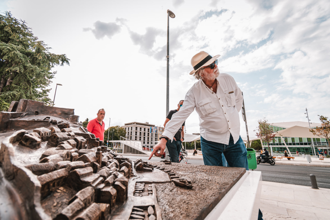 Nakon svečanog otkrivanja, uslijedilo je detaljno proučavanje: 'Dobro je to napravljeno, ali ovakva stvar treba na Poljanu' 