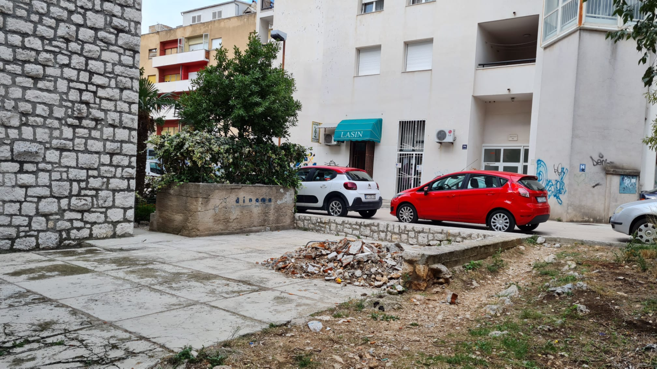 Na Baldekinu preuredili wc pa građevinski otpad bacili na trgić i tako stoji već dva tjedna