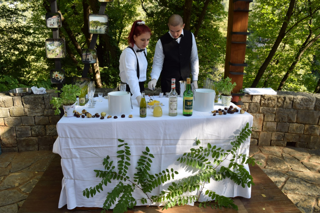 Šibenski srednjoškolci na Skradinskom buku predstavili koktel 'Tekući smaragd'