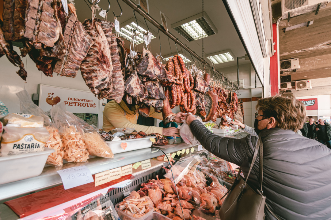 Zima je, kažu, hladna i strašna, ali uz Delikatese Petrović bit će vam toplo barem oko srca!