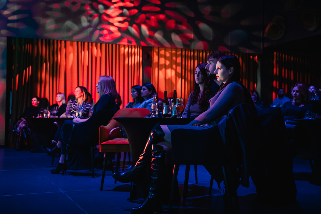 Natali Dizdar u ‘Arsenu’ u suzama otpjevala Arsenovu Zamijenit ću te gorim i proslavila 20 godina karijere