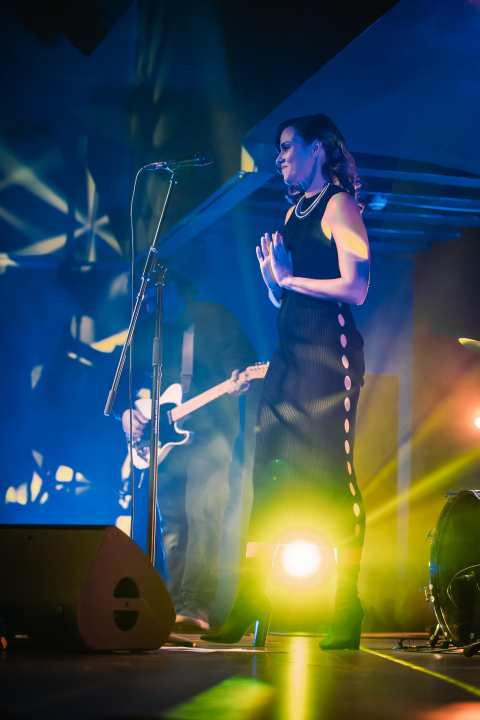 Natali Dizdar u ‘Arsenu’ u suzama otpjevala Arsenovu Zamijenit ću te gorim i proslavila 20 godina karijere