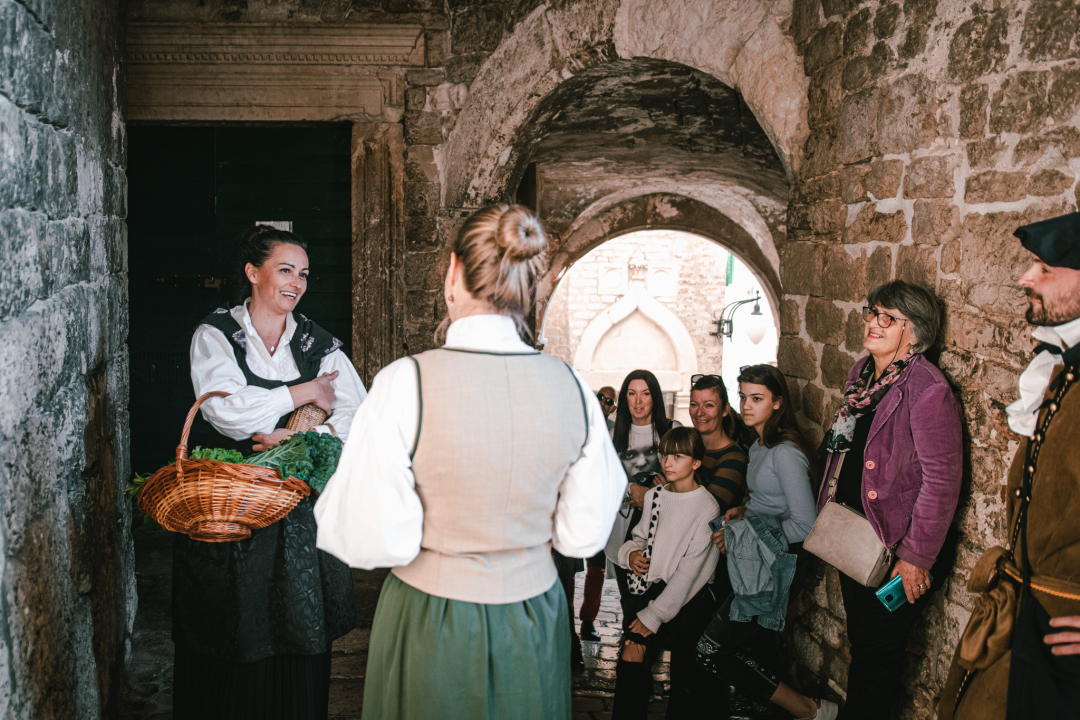 Od brudetože, priko buklije do dišpetože: Šibenski vodiči odličnom turom do suza nasmijali sugrađane 