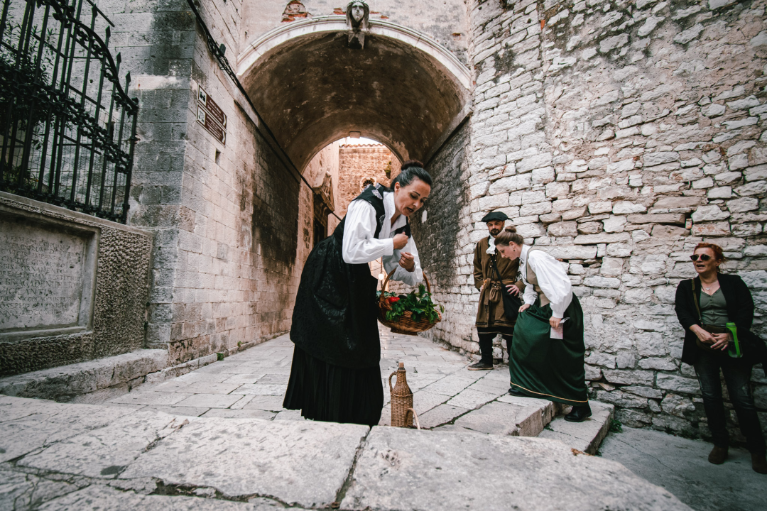 Od brudetože, priko buklije do dišpetože: Šibenski vodiči odličnom turom do suza nasmijali sugrađane 