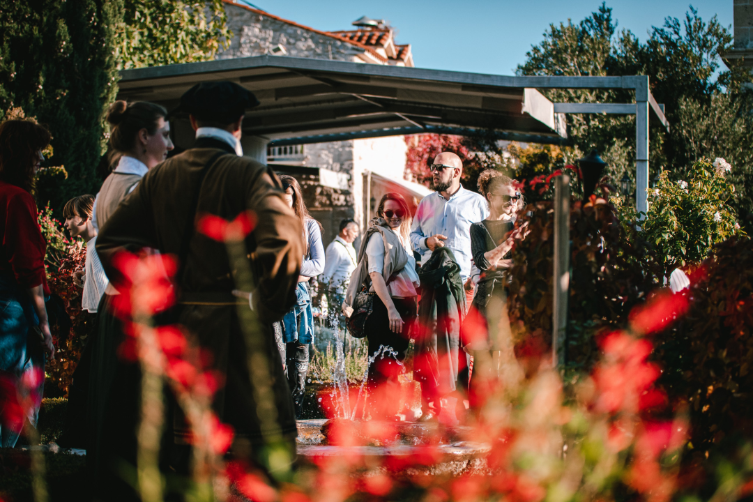 Od brudetože, priko buklije do dišpetože: Šibenski vodiči odličnom turom do suza nasmijali sugrađane 