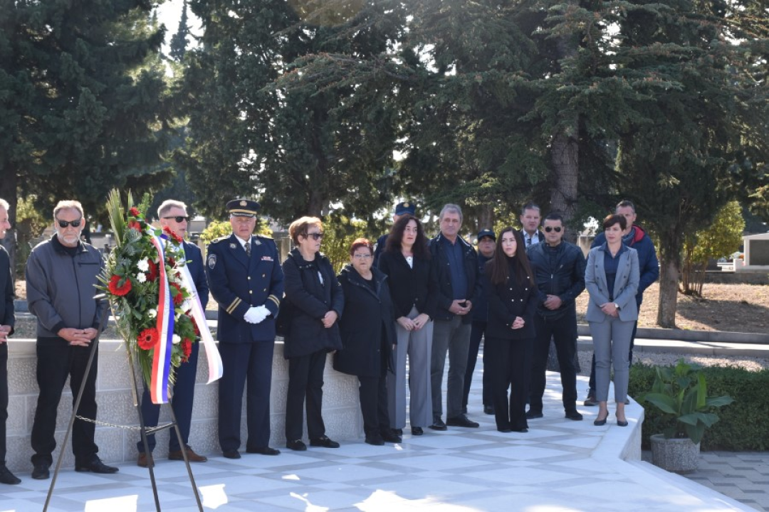 Uoči blagdana Svih svetih, položeni vijenci i zapaljene svijeće na Kvanju