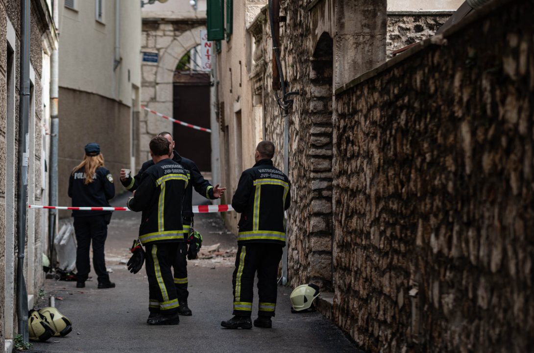 Urušila se kuća u centru Šibenika, dio pao na susjedni kafić: 'Nema većeg oštećenja, sva sreća da nitko nije stradao'
