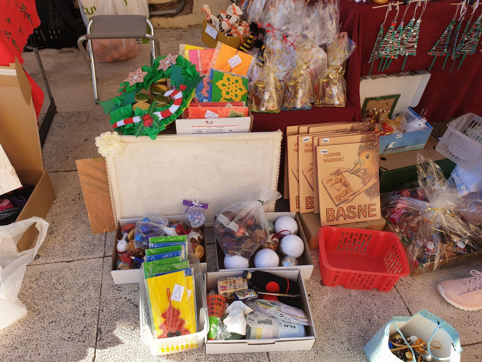 Počeo 'Božićni sajam za Kiaru' ispred kazališta: Dođite i pomognite!