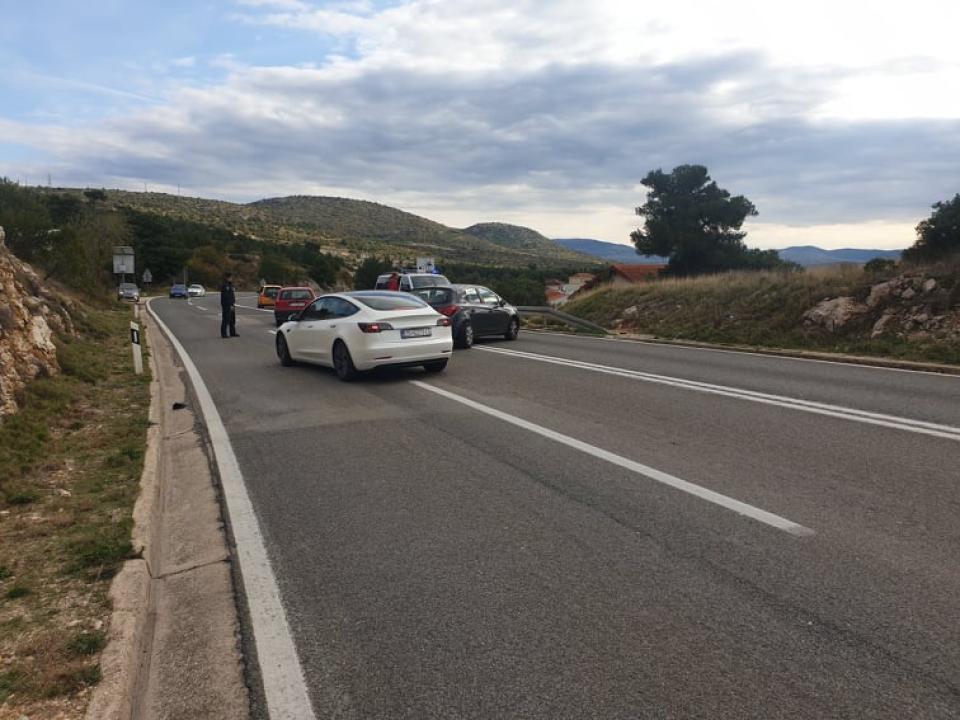 Sudar dva auta na 'tri trake': Hitna izašla na teren, nema teže ozlijeđenih 