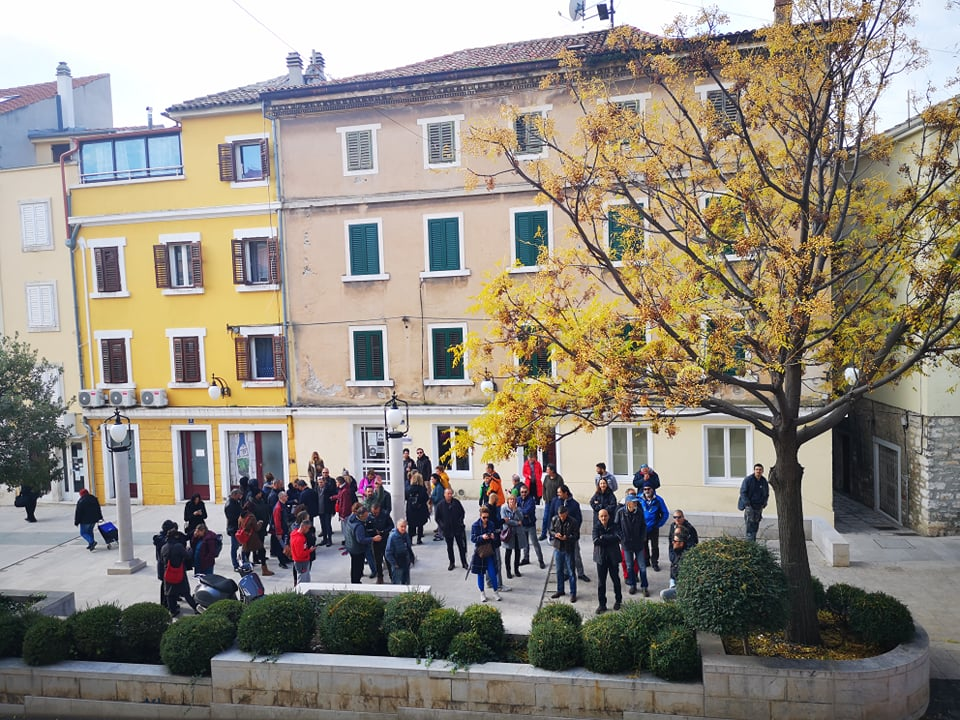 Prosvjednici protiv mjera jutros pred gradskom i županijskom upravom: Spominjali NDH, naciste i logore pa došli pred ŠibenikIN 