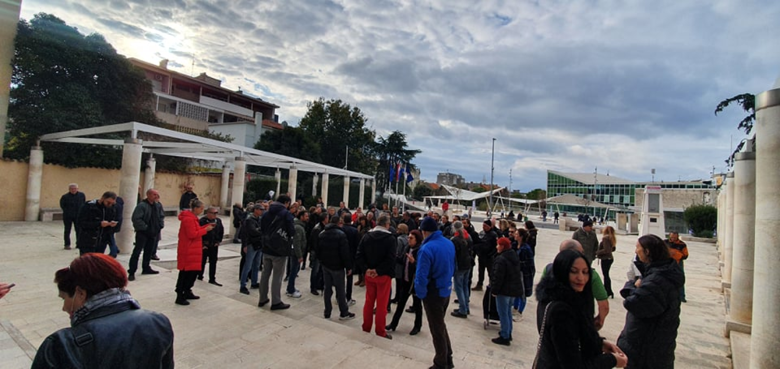 Prosvjednici protiv mjera jutros pred gradskom i županijskom upravom: Spominjali NDH, naciste i logore pa došli pred ŠibenikIN 