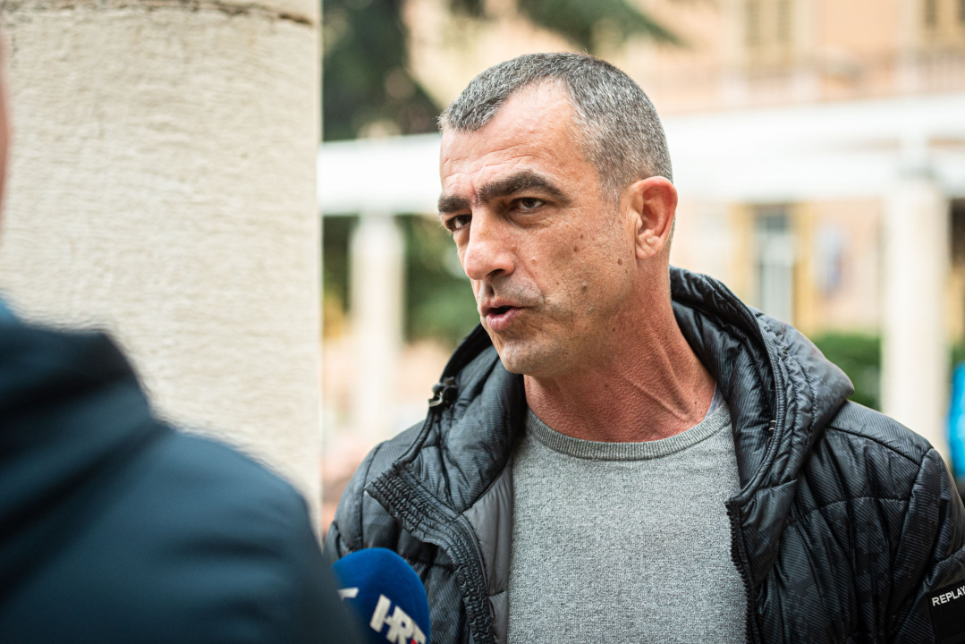 Lanac i katanac na vratima šibenske gradske uprave: 'Neka osjete kako je nama svaki dan'