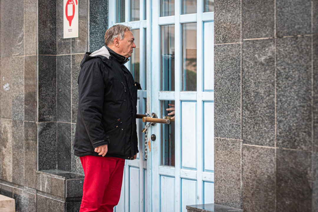 Lanac i katanac na vratima šibenske gradske uprave: 'Neka osjete kako je nama svaki dan'