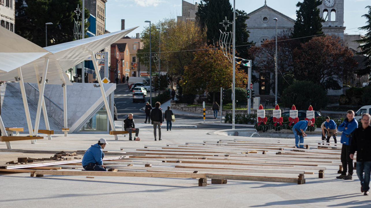 Poljana postaje klizalište, počeli su radovi na montiranju: Adventura starta u petak, klizalište malo kasnije
