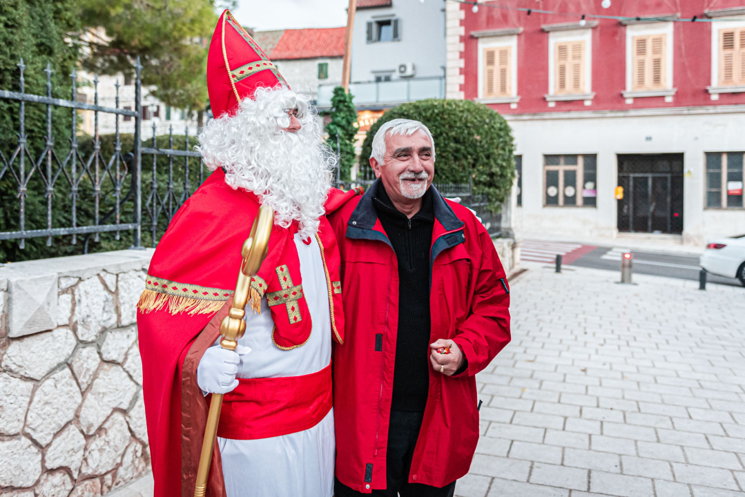 Sveti Nikola u Adventurinom Parkiću razveselio najmlađe Šibenčane 