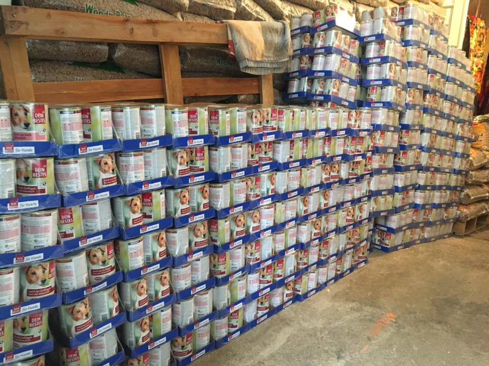 Bravo dm! Lanac drogerija kninskoj udruzi donirao dvije i pol tisuće konzervi hrane za pse!