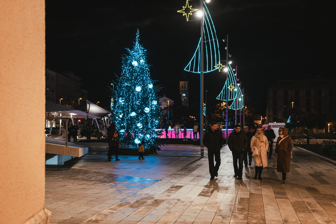 Klizalište na Poljani izgleda bajkovito! Prvi klizači na led  prošaran svjetlosnim efektima mogu već u subotu poslijepodne
