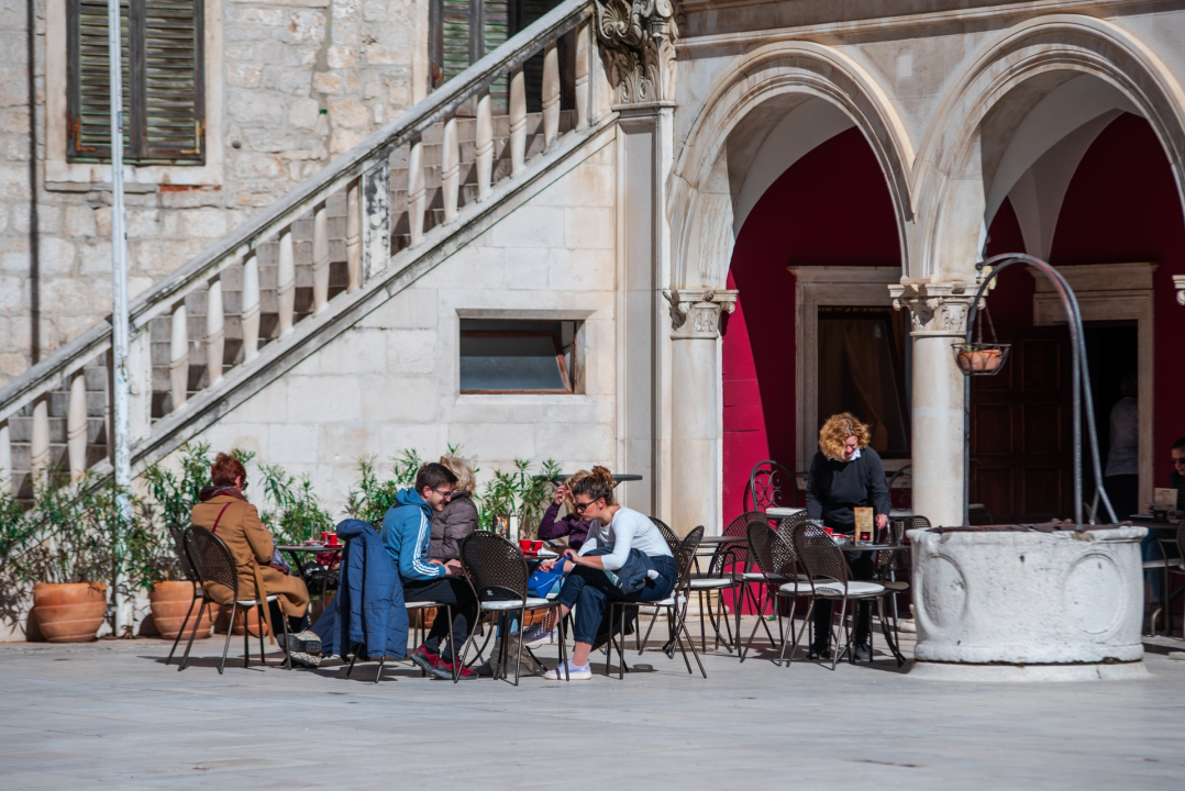 Na svetu Lucu šibenska Gradska vijećnica potpuno je srušena u Drugom svjetskom ratu 