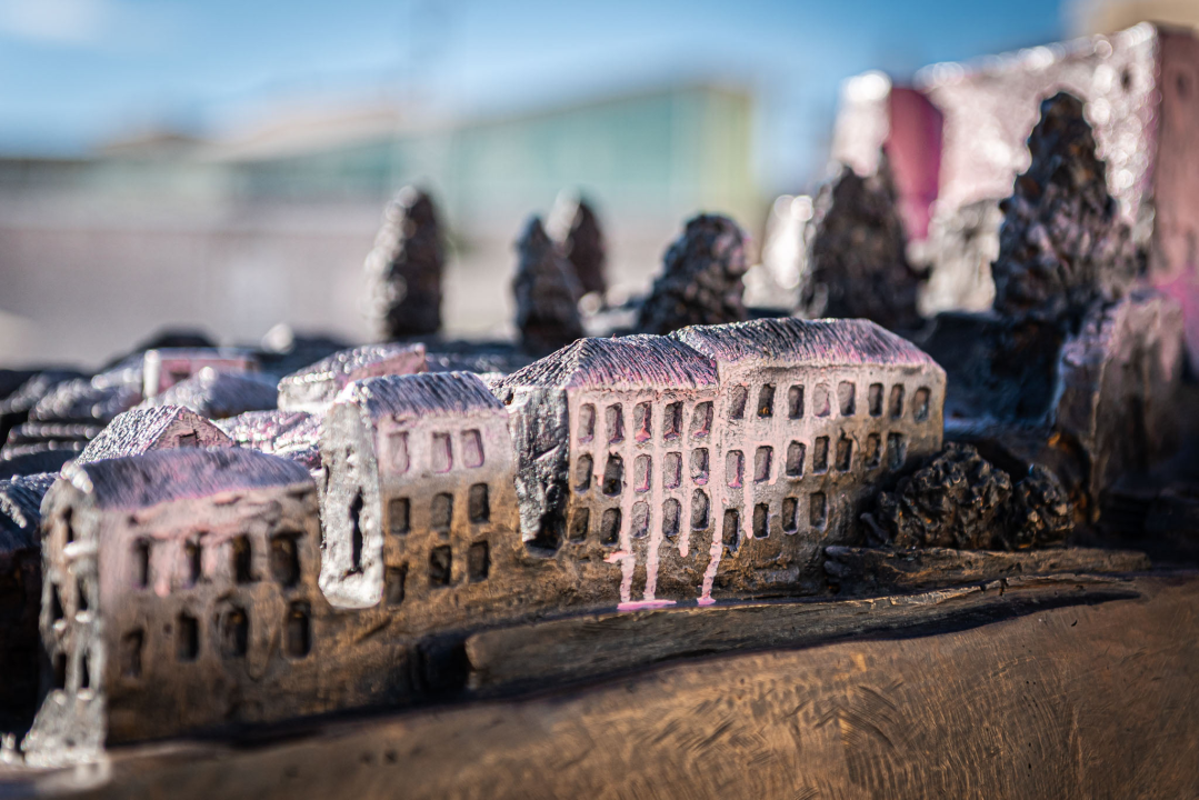 Neka budala išarala je ružičastom bojom brončani Vilin reljef Šibenika pred gradskom upravom 