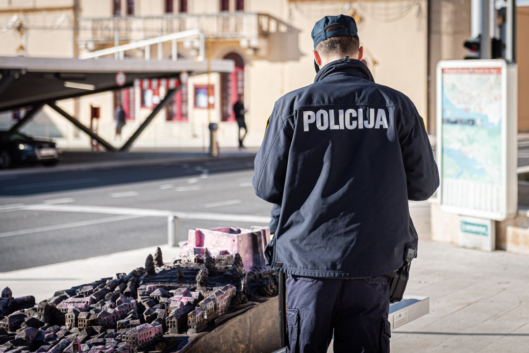 Neka budala išarala je ružičastom bojom brončani Vilin reljef Šibenika pred gradskom upravom 