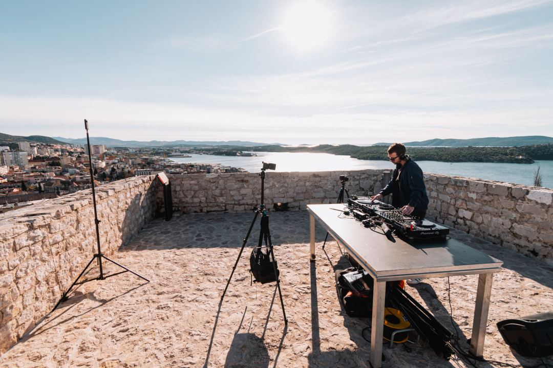 Fikcio Monger, SuggaDaddy i Bakula odličnom glazbom i nestvarnim kadrovima Šibeniku čestitali 955. rođendan!