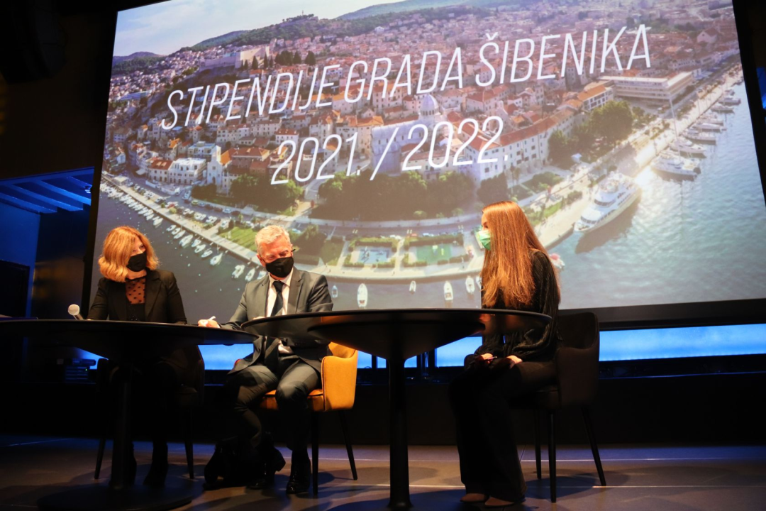 Gradonačelnik Burić u Kući umjetnosti Arsen šibenskim studentima dodijelio stipendije 