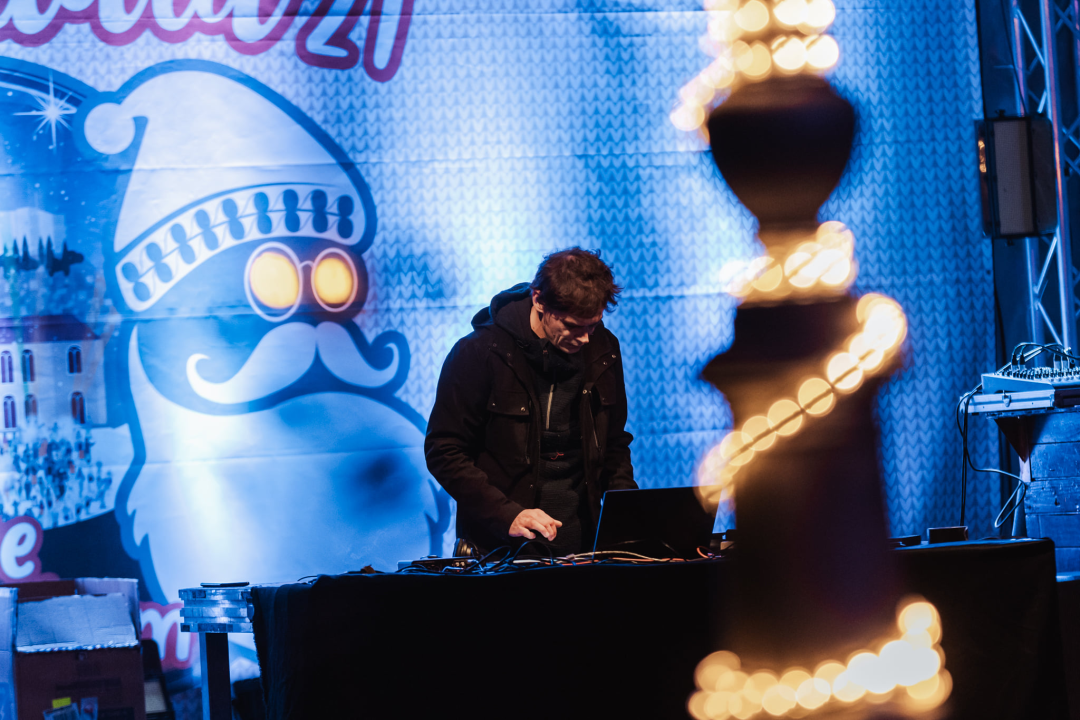 Elektronika u đardinu: Mirko Rak iliti Fikcio Monger počastio Šibenčane svojim 'full setom' na Adventuri 