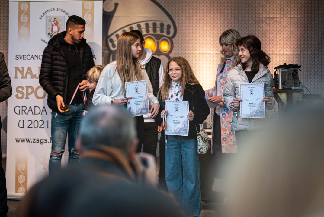 Vaterpolisti Solarisa i košarkašice Šibenika u ekipnoj, a Toni Slavica i Nives Radić u pojedinačnoj konkurenciji 