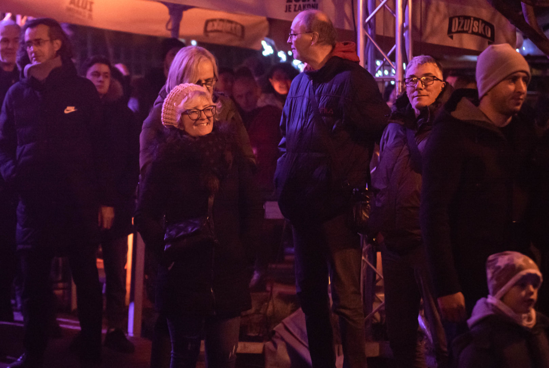 Disco Gimnazija u đardinu vratila Šibenčane u dobra stara vremena: Pogledajte kako je bilo 