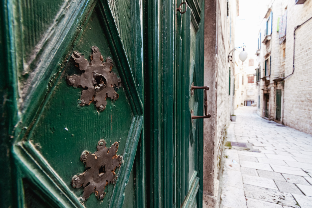 S Kalelarge skrenite u Vodičku koja je puna obnovljenih detalja, a posebnu priču kriju jedna vrata na Gorici 