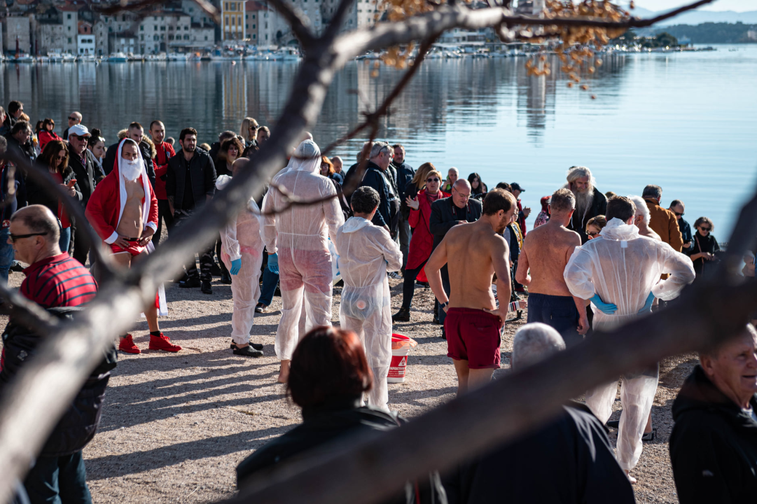 Odvažnih 12 okupalo se na Banju u podne na samu Novu godinu: 'Ovo nije hladna voda'