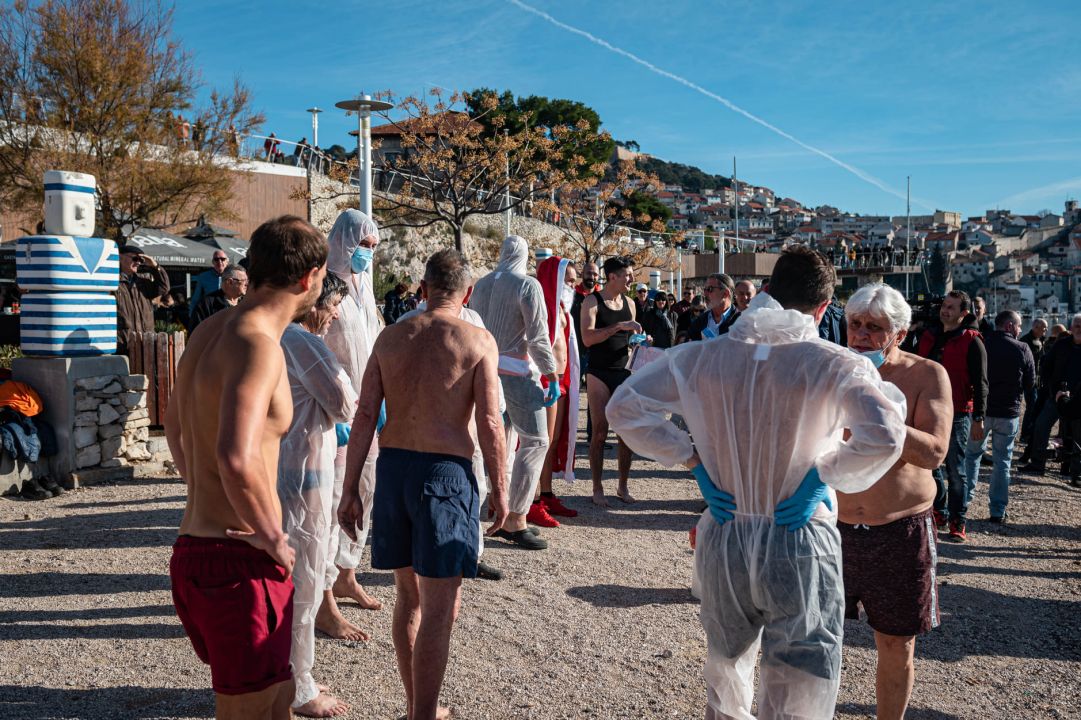 Odvažnih 12 okupalo se na Banju u podne na samu Novu godinu: 'Ovo nije hladna voda'
